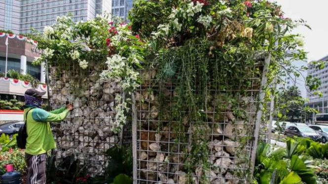 Instalasi gabion atau tumpukan batu di dekat Bundaran HI Jakarta, Kamis (22/8/2019).