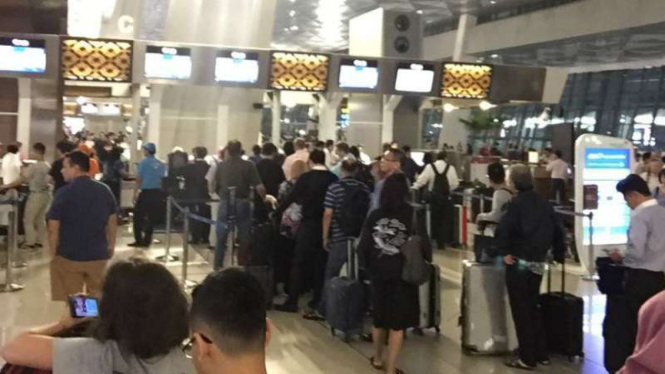 Antrean penumpang di Bandara Soetta.