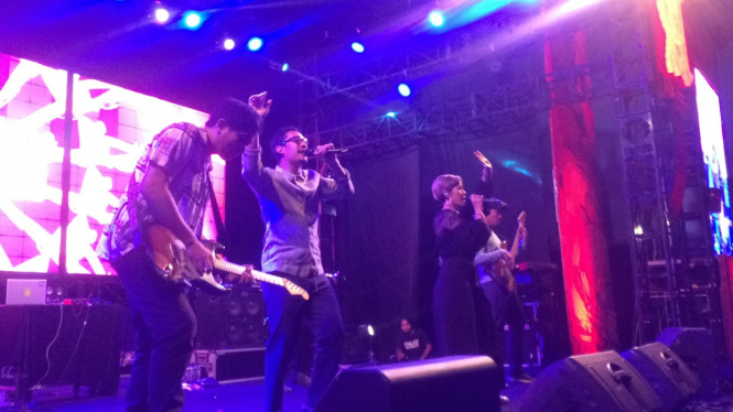 Maliq & D’Essentials saat tampil di Road to Soundrenaline 2019 di Surabaya, Jawa Timur.
