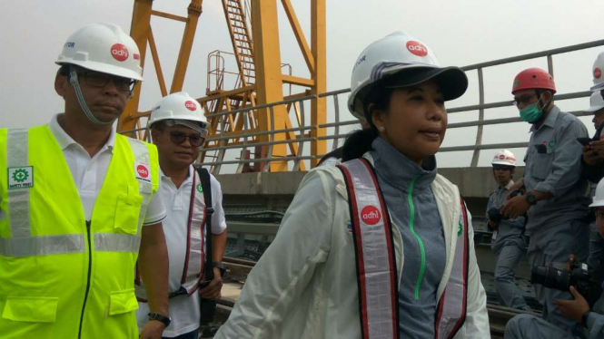 Menteri BUMN RIni Soemarno saat di Stasiun LRT Cibubur.