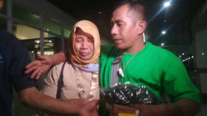Penumpang yangs selamat dari terbakarnya Kapal Motor Santika Nusantara