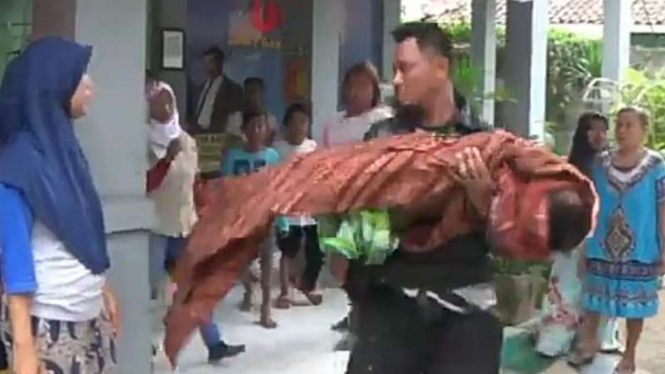 Supriyadi saat membawa jasad keponakannya karena tidak mendapat layanan ambulans.