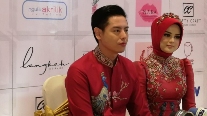 Roger Danuarta dan Cut Meyriska jumpa pers jelang resepsi pernikahan di Jakarta.