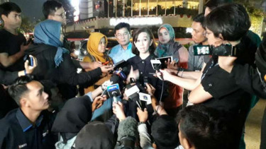 Suzi Marsita, memberi penjelasan soal instalasi batu gabion di Bundaran HI.