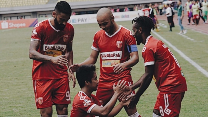 Para pemain Badak Lampung FC rayakan gol