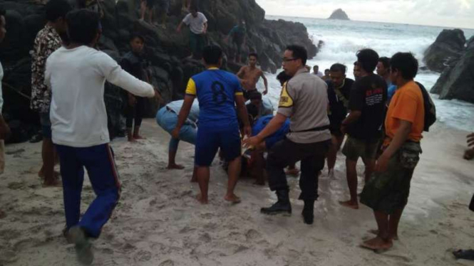 Dua wisatawan asal Jeddah Timur Tengah ditemukan tewas terseret arus.