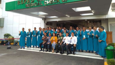 Tim Pansel dan Capim KPK berfoto di RSPAD Gatot Subroto.