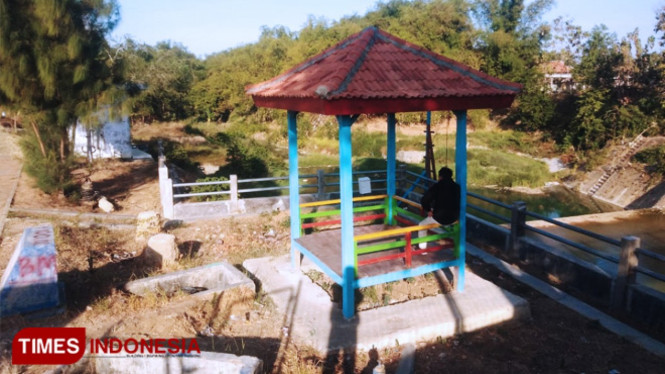 Salah satu pengunjung saat berada di wisata waduk air di Desa Kodik, Kecamatan Proppo, Kabupaten Pamekasan. (FOTO: Akhmad Syafi"i/TIMES Indonesia)