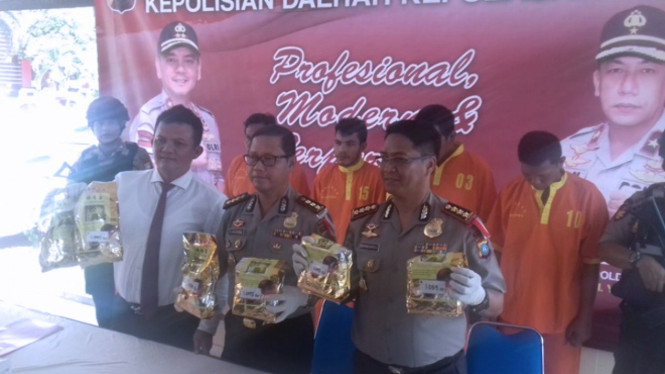Ditresnarkoba dan Ditpolair Polda Kepri mengekspos penangkapan sabu dari Malaysia seberat 30.830 gram. (FOTO: Istimewa)