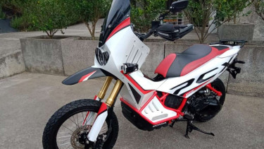 Honda PCX bergaya adventure.