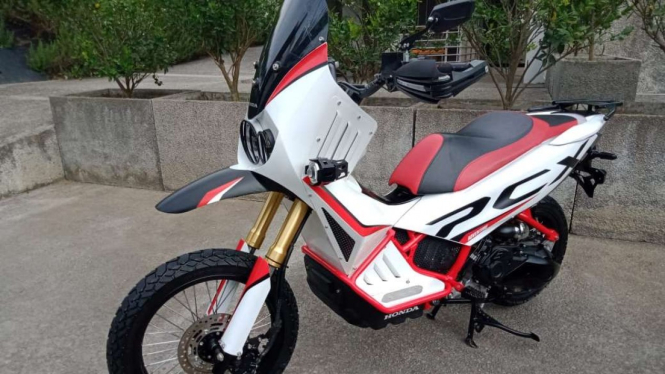 Honda PCX bergaya adventure.