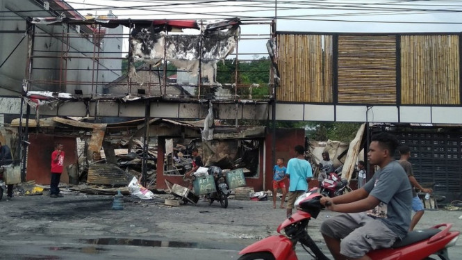 Warga Manokwari, Papua Barat, beraktivitas setelah kota tersebut dilanda kerusuhan. - Antara