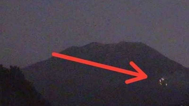Lereng Gunung Agung terbakar.