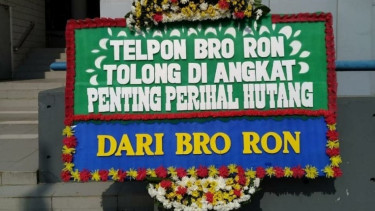 Karangan bunga menagih utang