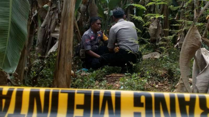 Petugas mengevakuasi jasad pria yang diduga korban begal di Depok.