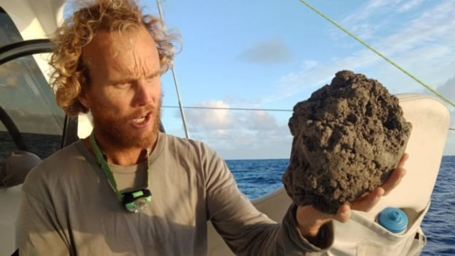 Pelaut Michael Hoult salah satu orang yang pertama kali melaporkan rakit batu vulkanis. - MICHAEL HOULT