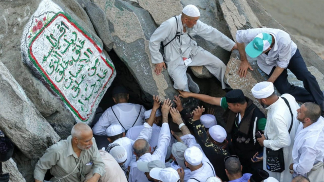  Jemaah Haji mengunjungi Gua Hira