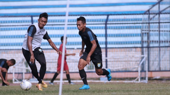 Arighi Fauzan (rompi putih) menjalani latihan bersama Persela, Rabu (28/8/2019). (FOTO: Instagram @perselafc)