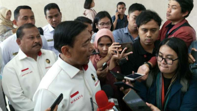  Menteri Koordinator Politik, Hukum dan Keamanan, Wiranto.