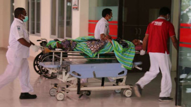Petugas membawa korban terluka insiden kerusuhan di Deiyai di RSUD Mimika, Papua. (Foto ilustrasi).