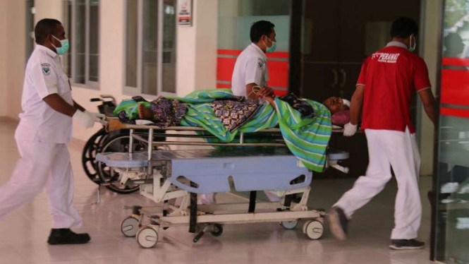 Petugas membawa korban terluka insiden kerusuhan di Deiyai di RSUD Mimika, Papua. (Foto ilustrasi).
