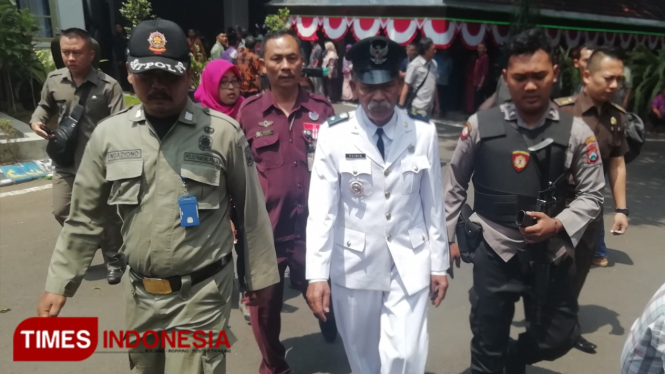Kades Tologsari Paimin saat digelandang kepolisian dan kejaksaan untuk dijebloskan ke tahanan kembali. (Foto: Binar Gumilang/TIMES Indonesia)