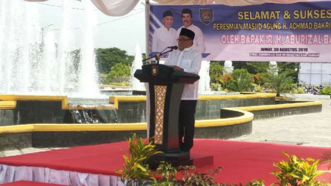 Aburizal Bakrie meresmikan Masjid H Achmad Bakrie di Asahan, Sumut.