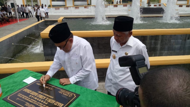 ARB resmikan Masjid Agung H. Achmad Bakrie. 