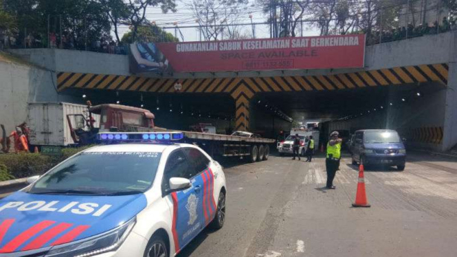 Kendaraan trailer kecelakaan di tol JORR, Jumat, 30 Agustus 2019.