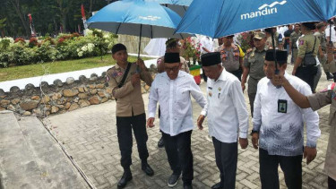 Aburizal Bakrie bersama Plt Bupati Asahan H. Surya.