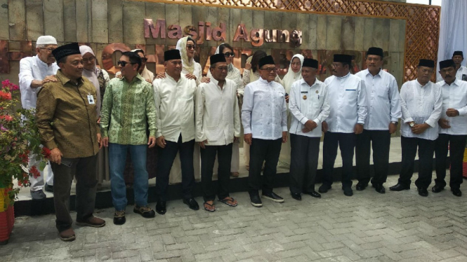 Aburizal Bakrie usai meresmikan Masjid Agung H. Achmad Bakrie di Asahan