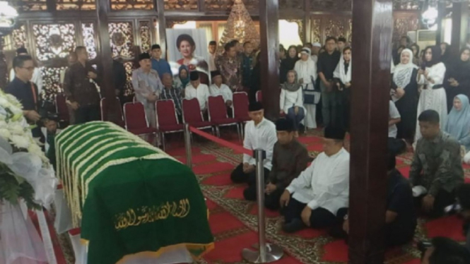 Presiden Jokowi datang melayat ke Puri Cikeas