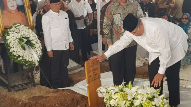 SBY menaruh bunga di pusara Ibunda di TPU Tanah Kusir.