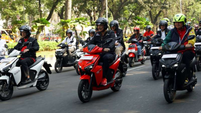 Tiga menteri jajal motor listrik Gesits