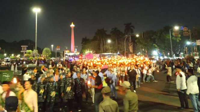 Peserta pawai obor elektrik melinta kawasan Thamrin dan Sudirman, Jakarta.