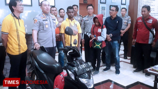 Kapolres Tuban, AKBP Nanang Haryono saat mengembalikan motor kepada mahasiswa asal Papua yang mengalami laka lantas di Tuban, Sabtu, (31/08/2019). (Foto: Achmad Choirudin/TIMES Indonesia)