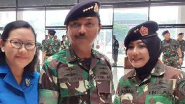 Laksamana Muda TNI Drg. Andriani (paling kanan) bersama KSAL, Laksamana TNI Siwi Sukma Adji (tengah).