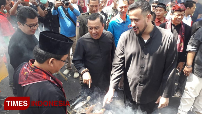 Wali Kota Probolinggo, Habib Hadi Zainal Abidin bersama Wawali, Soufis Subri meninjau Festival Ikan Asap (foto: Iqbal/TIMES Indonesia)