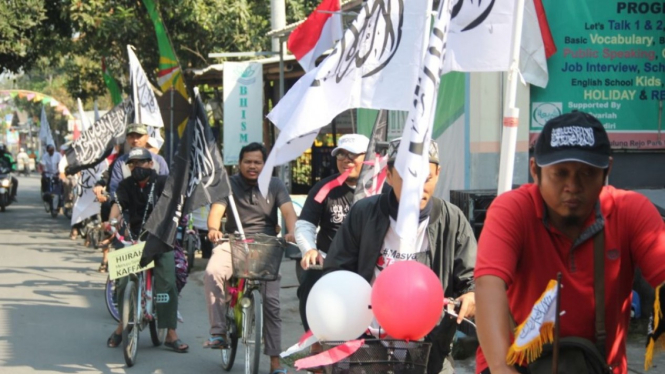 Foto pawai membawa bendera berkalimat tauhid. (Twitter: Fanani Ibnu Daim)