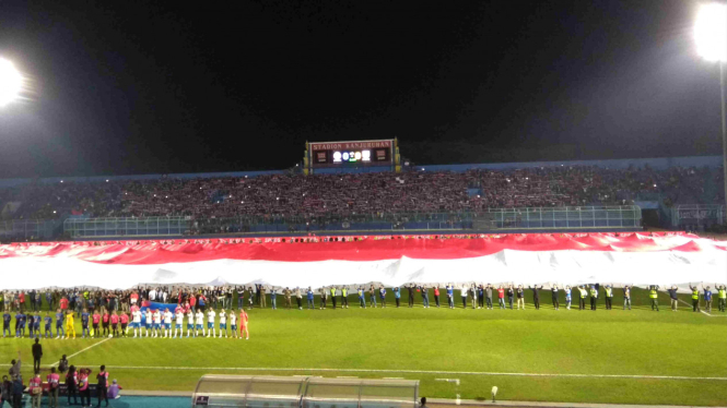 Pengibaran bendera Merah Putih raksasa di Stadion Kanjuruhan, Malang