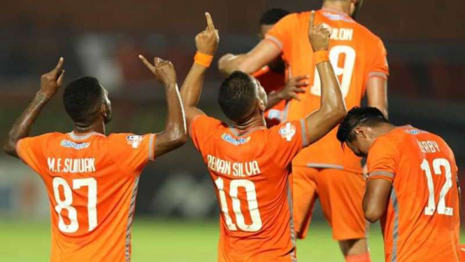 Para pemain Borneo FC merayakan gol