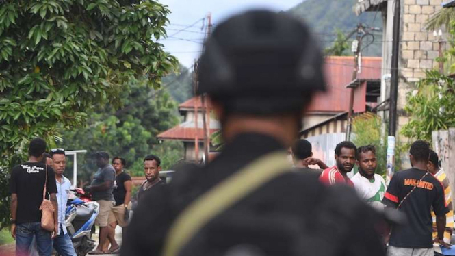 Personel Brimob berjaga di sekitar Asrama Mahasiswa  Jayapura Papua (1/9/2019)