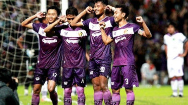 Para pemain Persik merayakan gol