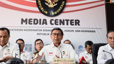 Menko Polhukam Wiranto (tengah).
