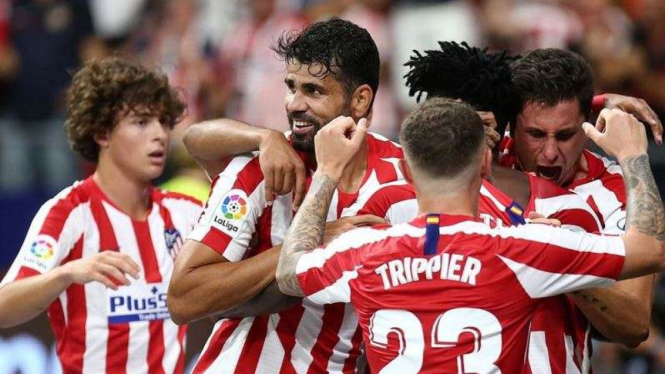 Para pemain Atletico Madrid merayakan gol