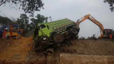 Truk terlibat kecelakaan di Tol Cipularang Senin siang 2 September 2019.