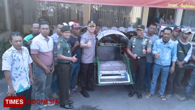 Kapolres Jember AKBP Kusworo Wibowo berfoto bersama usai peresmian Satgas Antijudi Pilkades Serentak 2019, Selasa (3/9/2019). (FOTO: Dody Bayu Prasetyo/TIMES Indonesia)