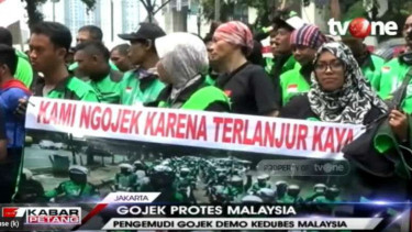 Aksi unjuk rasa pengemudi Gojek di depan Kedubes Malaysia, Jakarta.