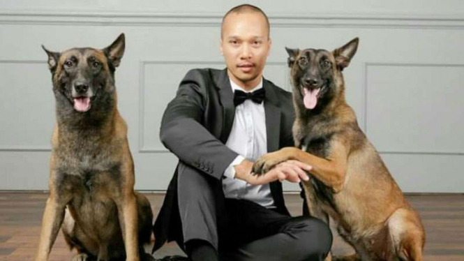 Presenter Bima Aryo bersama dua anjing belgian malinois.