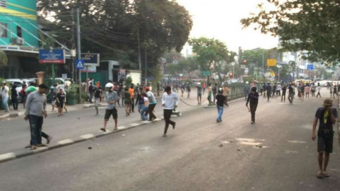 Tawuran warga Manggarai Jaksel ganggu jadwal kereta.